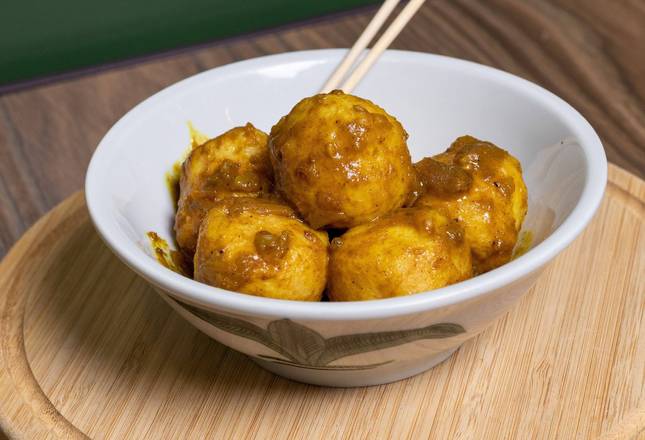 E1. Curry Fish Balls 秘製咖哩魚蛋 (6 pcs)